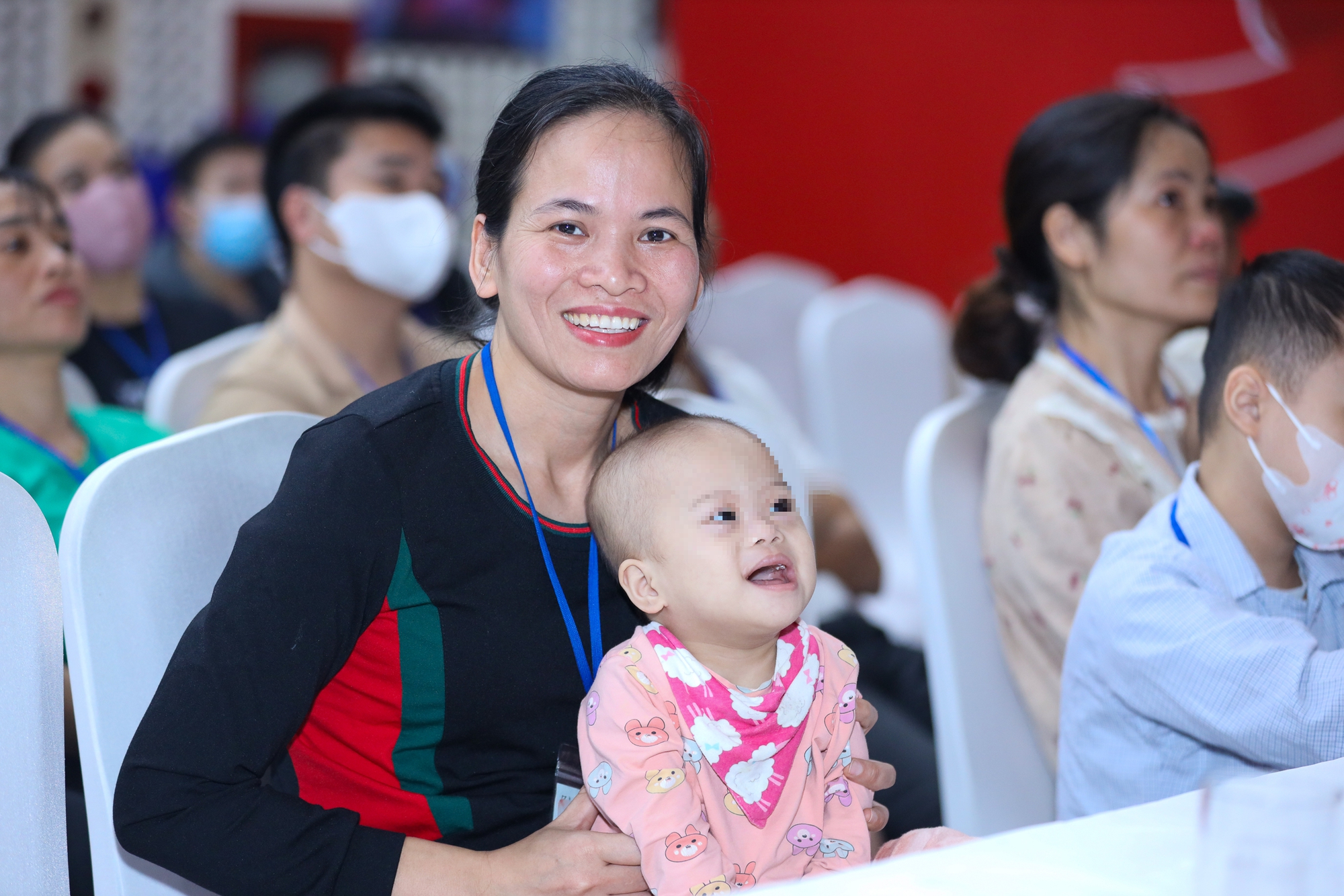 Mẹ của bệnh nhi mắc hội chứng Down, ung thư máu xúc động nhận quà Ước mơ của Thúy - Ảnh 2.