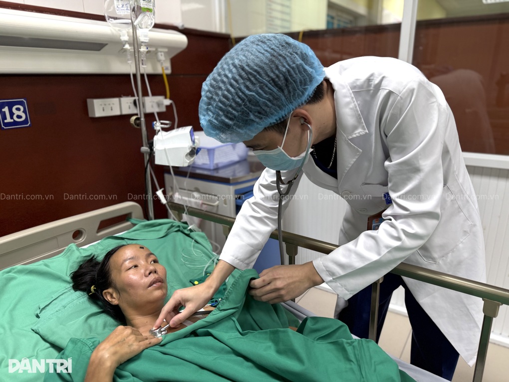 Mẹ già nghèo khó mong cộng đồng giúp con gái bất hạnh có cơ hội hồi phục - 1