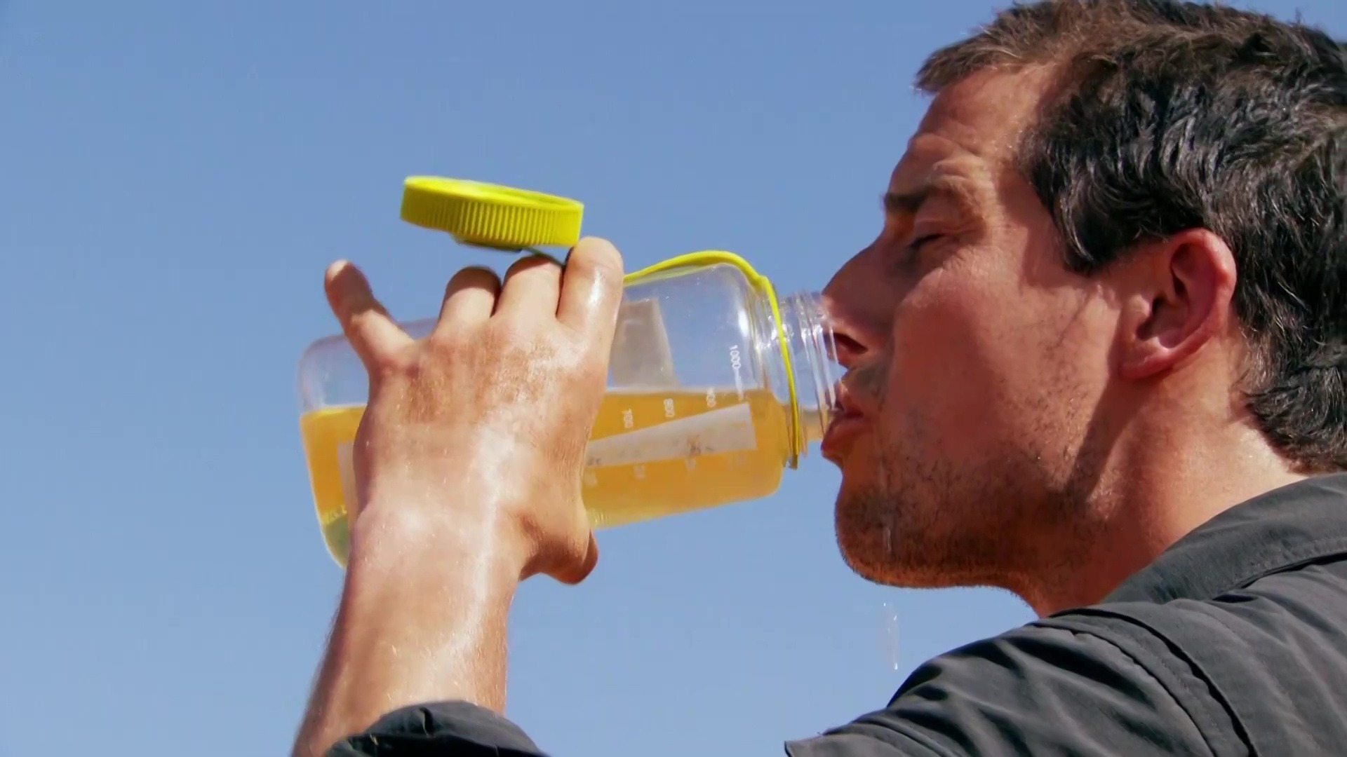 Uống nước tiểu để sinh tồn: Mẹo cứu mạng hay ảo tưởng nguy hiểm được thổi phồng trên truyền hình- Ảnh 1.