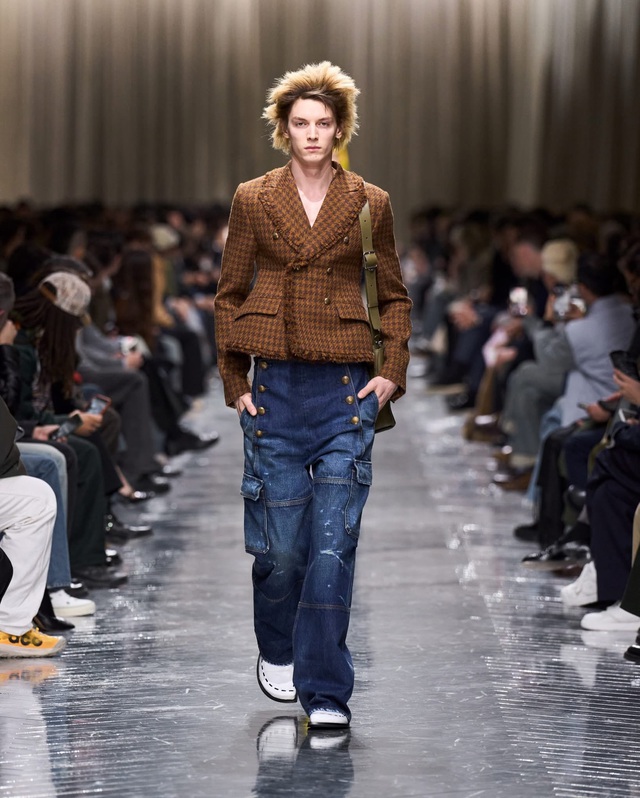 Mẹo để mặc trang phục dạ, len bớt 'nặng' trong mùa đông - Ảnh 1.