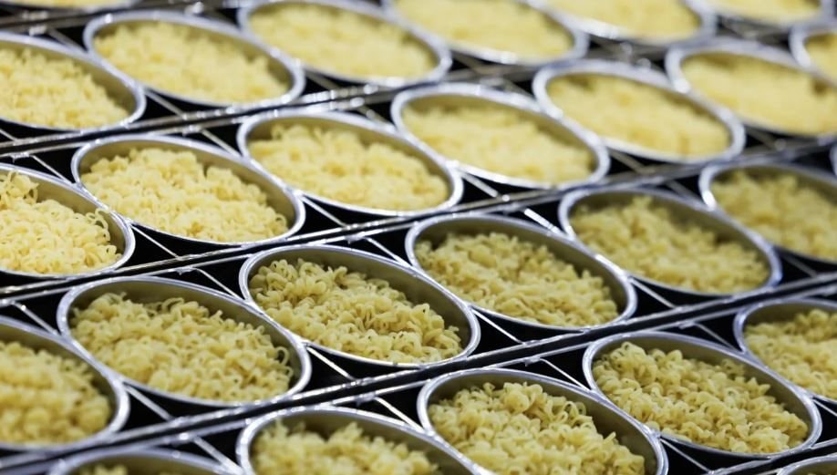 Mì cay vị phô mai đang giúp xuất khẩu thực phẩm của Hàn Quốc đạt mức cao kỷ lục- Ảnh 1.