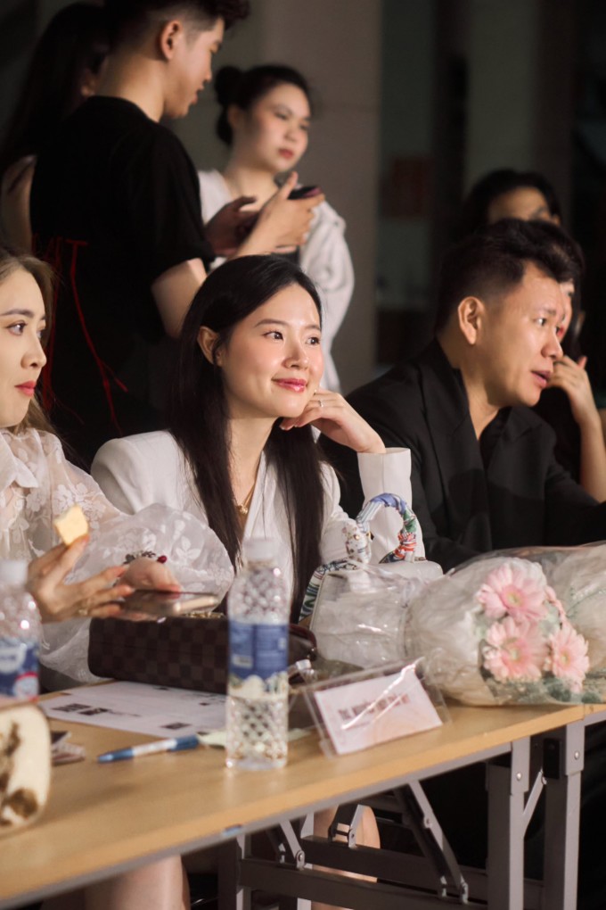 Midu hào hứng với phần casting của các người mẫu nhí.