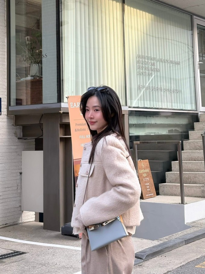 Midu phối đồ kín đáo để giữ ấm cơ thể.