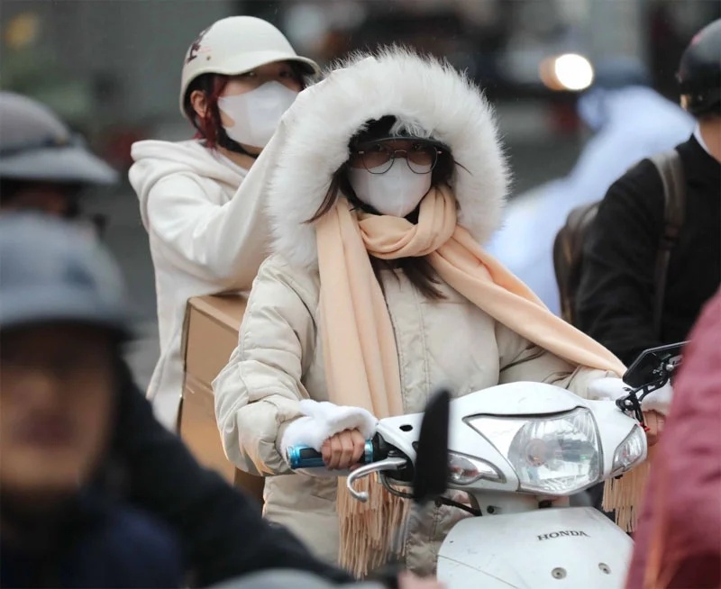 Không khí lạnh sầm sập tràn về: Miền Bắc chìm trong rét buốt, Hà Nội lạnh tê tái thấp nhất 10 độ C- Ảnh 1.