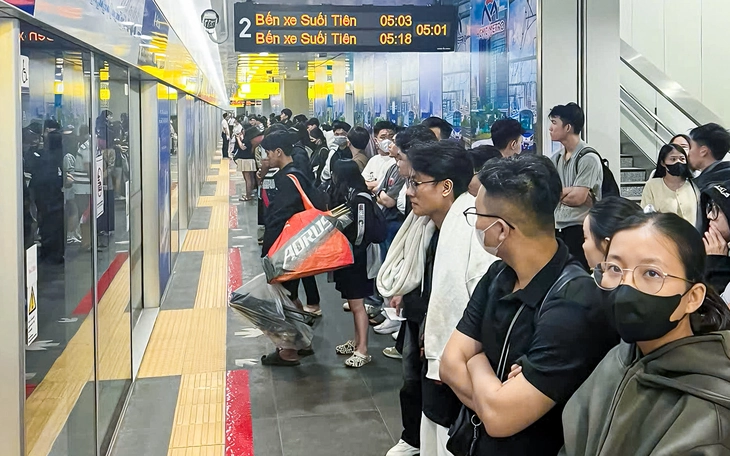 Miễn phí metro, xe buýt ngày đầu năm 2026: Người dân hào hứng trải nghiệm, metro đông nghịch người - Ảnh 7.