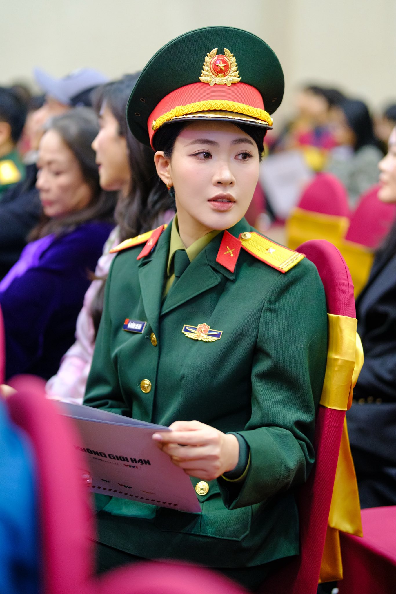 Việt Nam có 1 mỹ nhân đúng chuẩn “sách giáo khoa visual” nhưng cứ cất giọng là nhan sắc giảm hẳn một nửa- Ảnh 1.