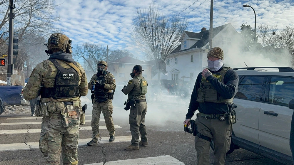 Lực lượng an ninh dùng hơi cay sau khi xảy ra đụng độ với người biểu tình ở Minnesota hôm 12-1. Ảnh: FOX NEWS/BLUESKY/Jason Chavez 1301 Chính quyền Trump bị kiện vì chiến dịch trấn áp nhập cư làm chết người ở Minnesota, Illinois.jpg