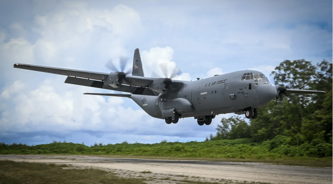 Vận tải cơ C-130 của Mỹ hạ cánh xuống đảo Angaur thuộc Palau năm 2022. Ảnh: Không quân Mỹ