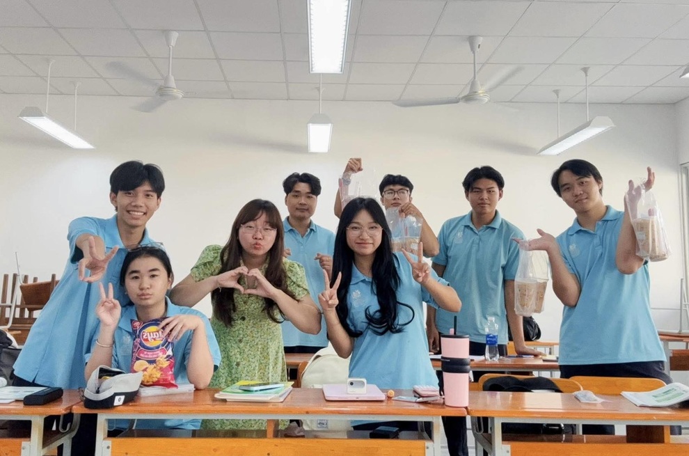 Mơ ước được vào trường y, mẹ hai con vừa kinh doanh vừa học lại lớp 10 - 2