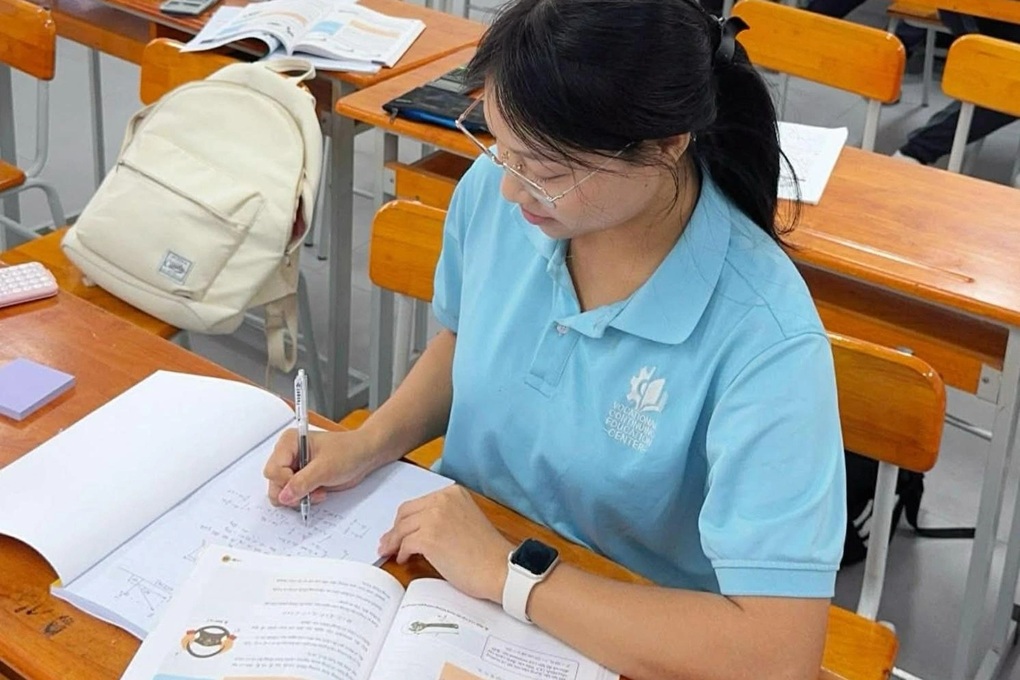 Mơ ước được vào trường y, mẹ hai con vừa kinh doanh vừa học lại lớp 10 - 1