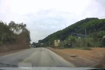 Mỗi ngày người Việt đăng ký mới hơn 1.700 ô tô và gần 9.000 xe máy 6 Lấn làn vượt ẩu ở khúc cua, xe 7 chỗ lao thẳng vào ô tô con