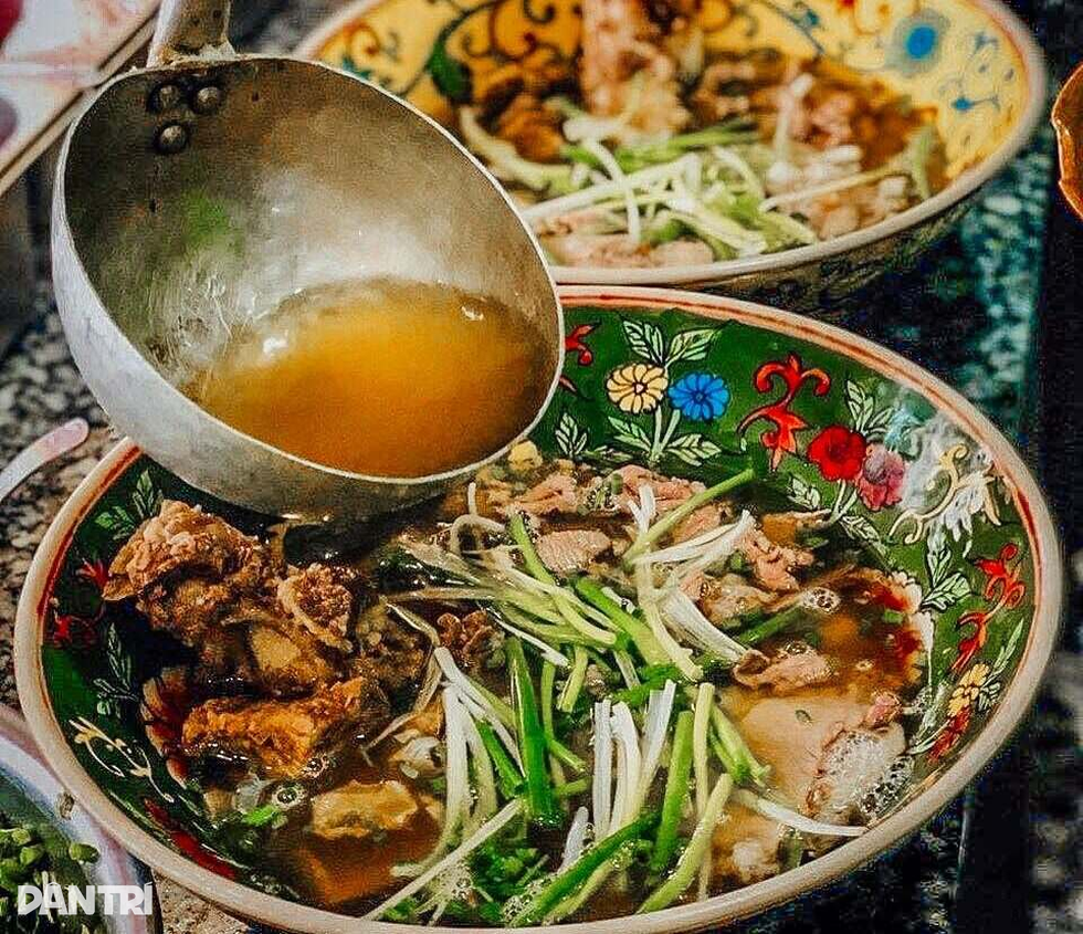 Món phở bò khổng lồ phục vụ trong chiếc bát sứ giá 3 triệu đồng ở Hà Nội - 4