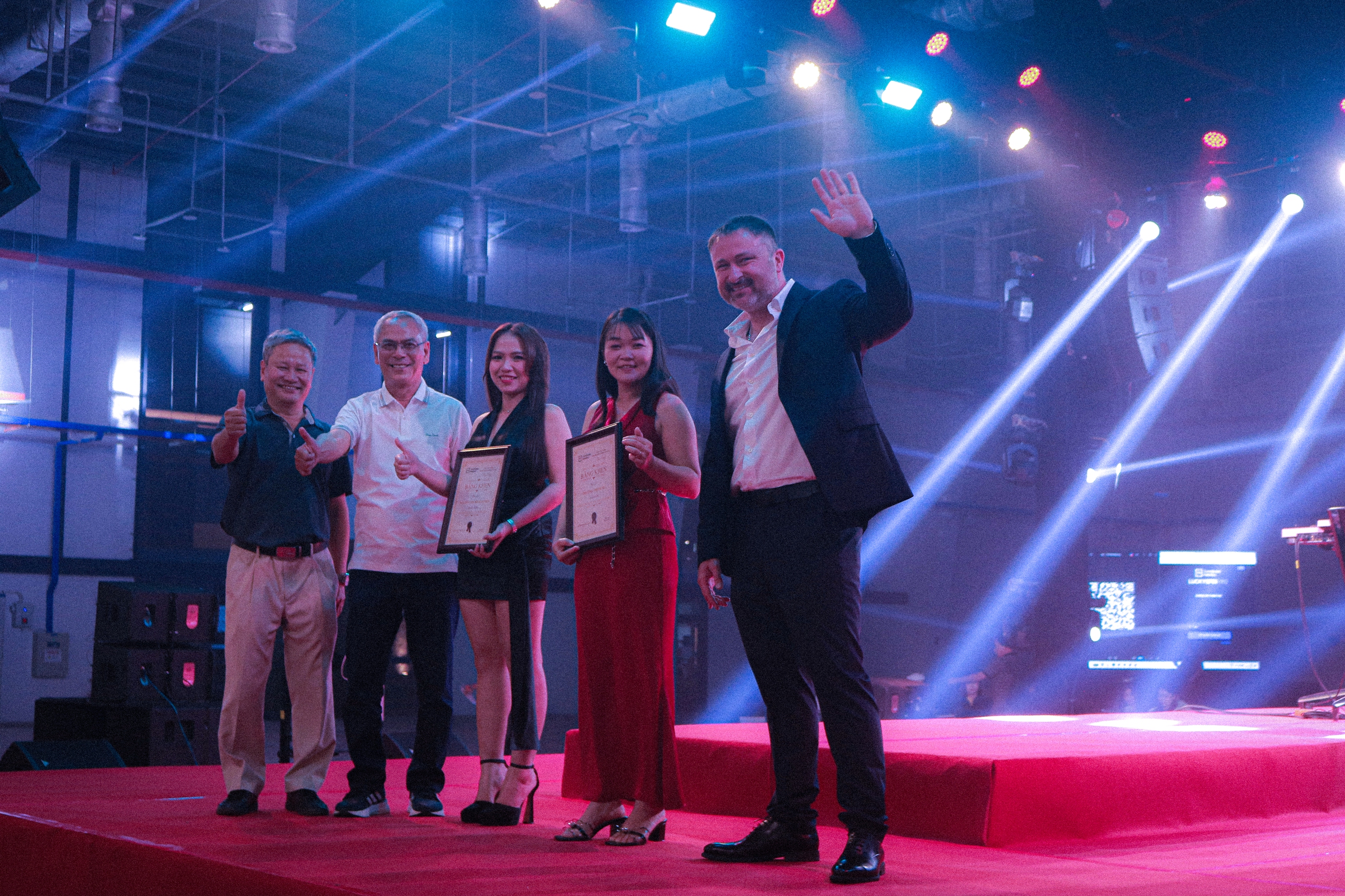 Một công ty tại TPHCM tặng ô tô cho nhân viên tại tiệc tất niên 3 Một công ty tại TPHCM gây sốc với tiệc tất niên và quà khủng - Ảnh 3.