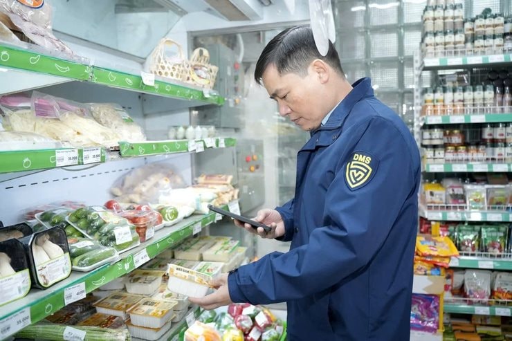 Đột xuất kiểm tra: Một siêu thị tại Hà Nội bị phát hiện thực phẩm không nhãn mác, vi phạm điều kiện bảo quản- Ảnh 1.