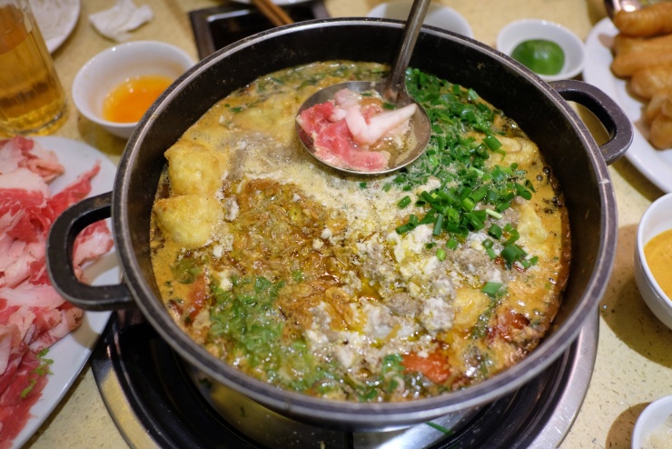 Bạn không nên tái chế nước lẩu cho các bữa sau. Ảnh: Ban Mai