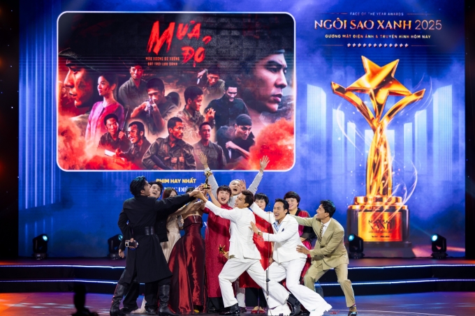 Đoàn phim cùng nhau nâng cúp.