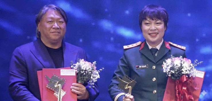 Đạo diễn Hàm Trần và Đặng Thái Huyền. Ảnh: Chụp màn hình