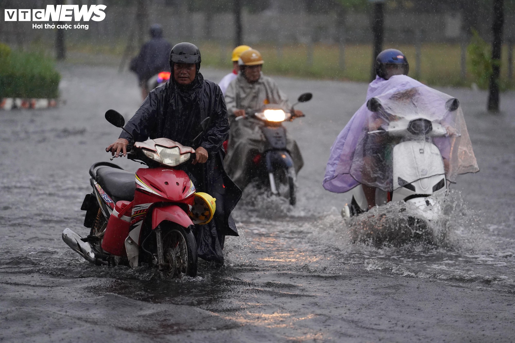 Mưa dông trái mùa, nhiều tuyến đường ở TP.HCM ngập sâu- Ảnh 1.