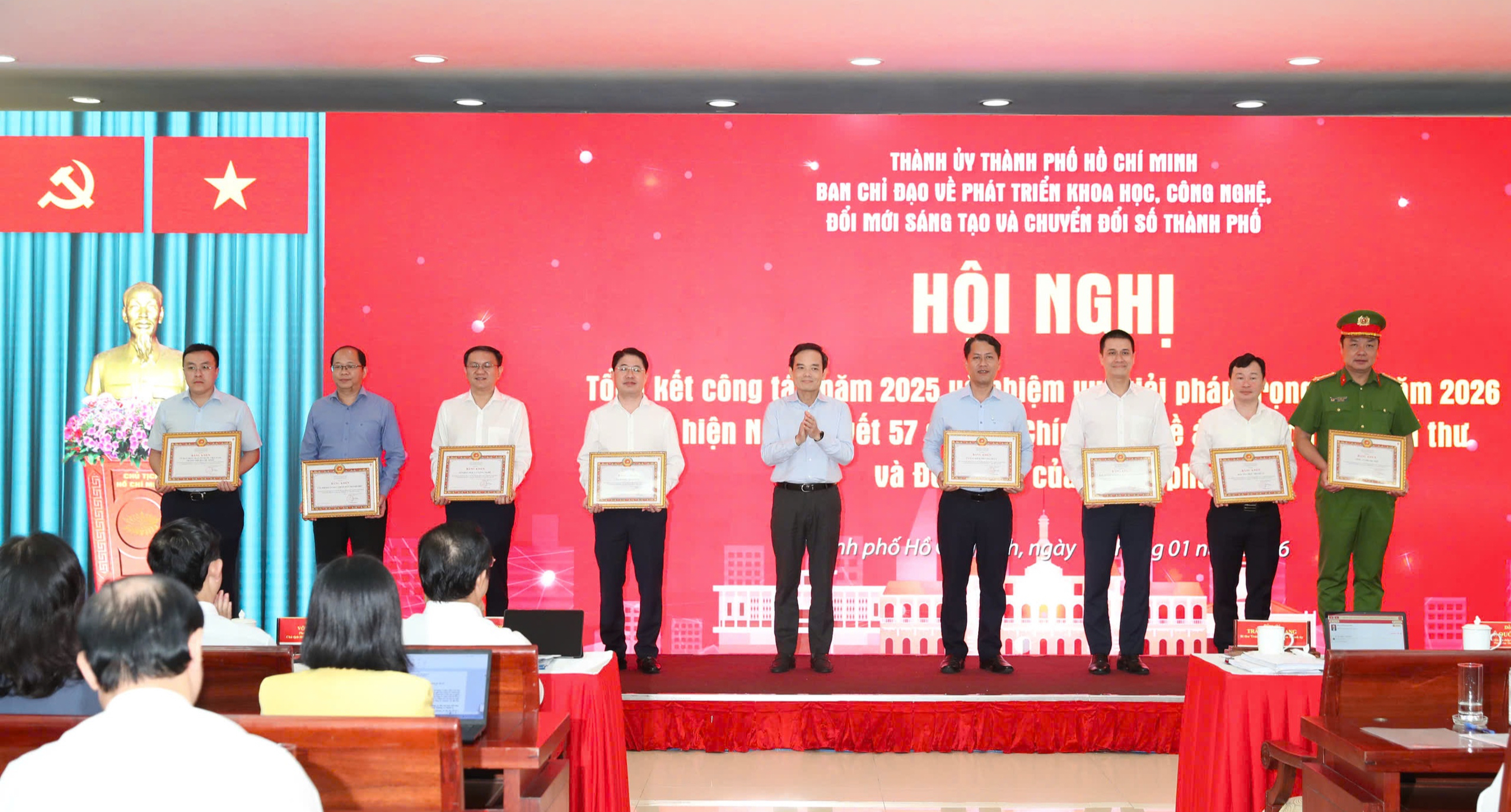 Bí thư Thành ủy TPHCM: Không đi nhanh bằng khoa học - công nghệ, thành phố sẽ mãi là người đến sau - Ảnh 4.