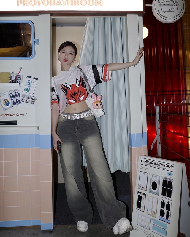 Muôn vàn phong cách với giày sneaker và quần denim 3 Muôn vàn phong cách với giày sneaker và quần denim - Ảnh 3.