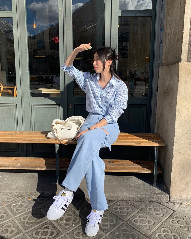 Muôn vàn phong cách với giày sneaker và quần denim 1 Muôn vàn phong cách với giày sneaker và quần denim - Ảnh 1.