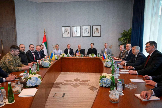 Cuộc đàm phán ba bên giữa Mỹ, Nga và Ukraine tại Abu Dhabi, UAE hôm 24/1. Ảnh: Reuters