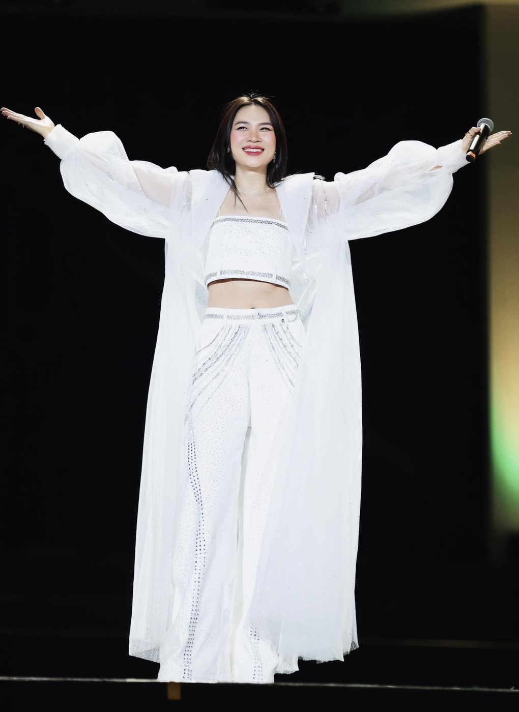 Mỹ Tâm gặp sự cố âm thanh, khuấy động sân khấu HOZO bằng vũ đạo gợi cảm - 1