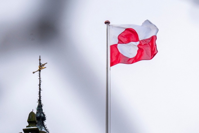 [Cờ Greenland trên nóc lâu đài Tivoli ở Copenhagen, ngày 8/1. Ảnh: AFP