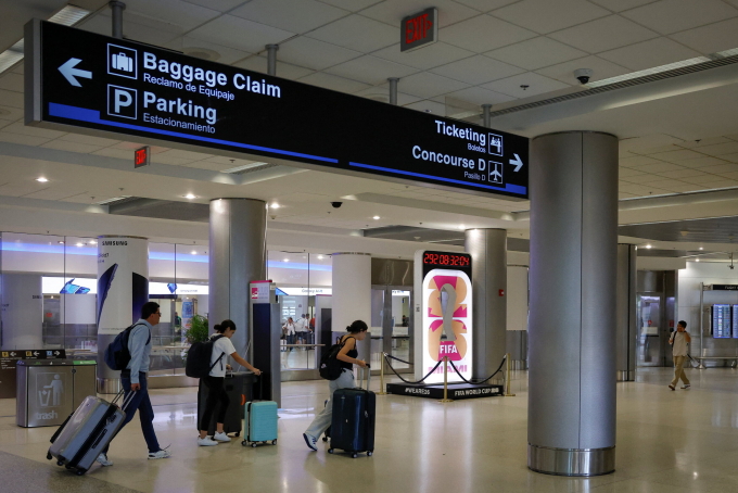 Hành khách tại sân bay quốc tế Miami ở bang Florida, Mỹ hồi tháng 8/2025. Ảnh: Reuters