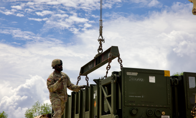 Lính Mỹ nạp đạn tên lửa cho lá chắn Patriot trong cuộc diễn tập ở Palau hồi tháng 8/2025. Ảnh: US Army