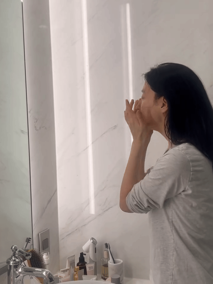 Mỹ nhân 54 tuổi cứ đăng hình là gây xôn xao, chu trình skincare vừa tiết lộ nói lên tất cả- Ảnh 5.