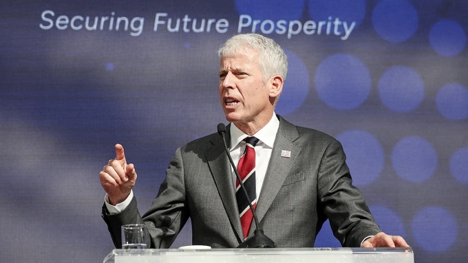 Bộ trưởng Năng lượng Mỹ Chris Wright phát biểu tại sự kiện ở Miami, bang Florida, ngày 7/1. Ảnh: Fox