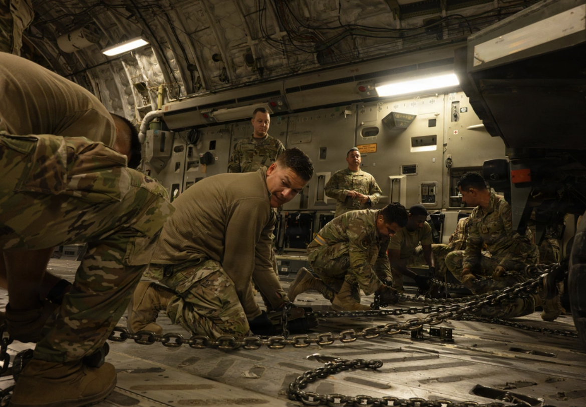 Mỹ tập trận rầm rộ tại Trung Đông, Ả Rập Saudi cam kết với Iran - Ảnh 1.