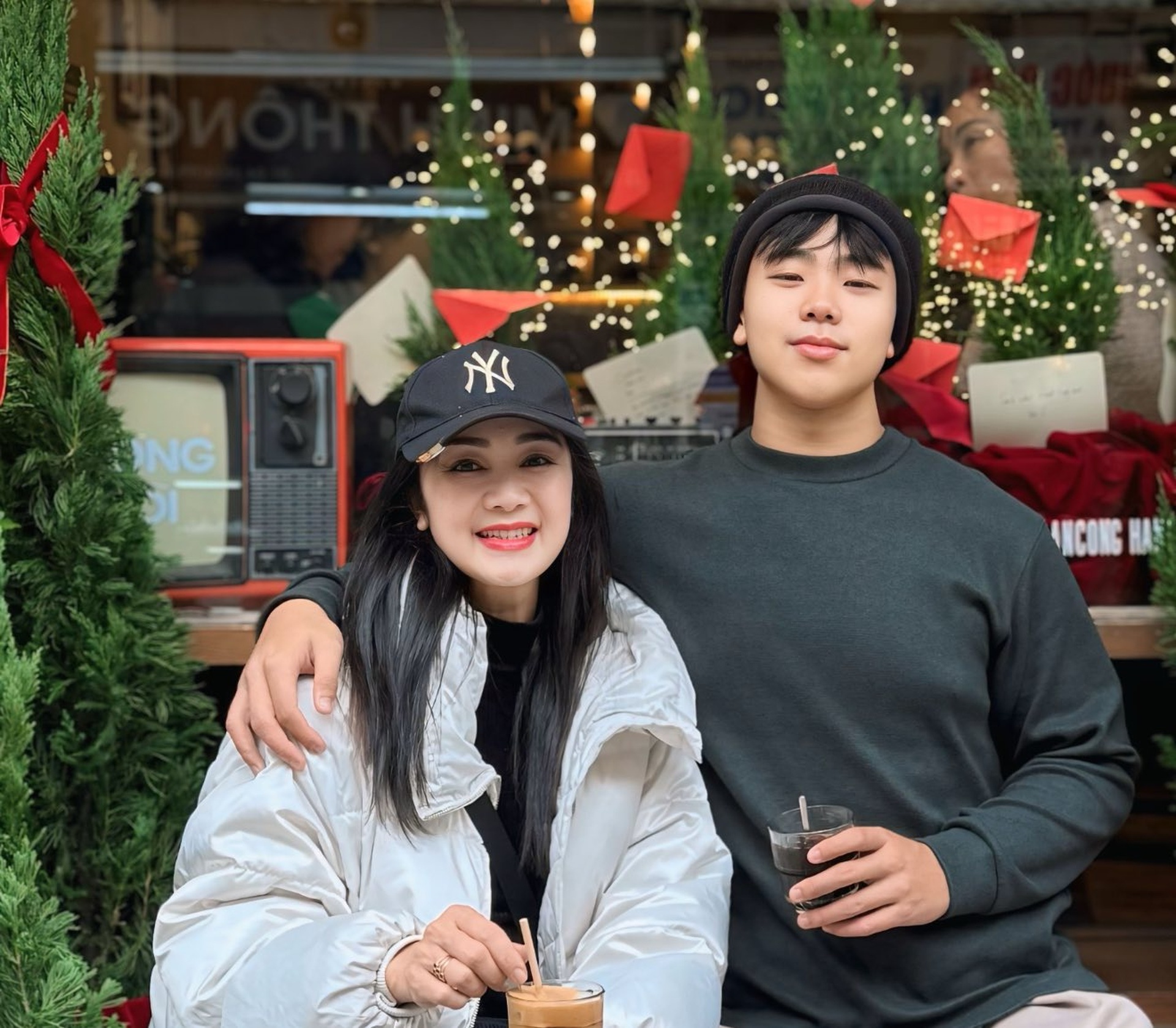 NSND Thu Hà khoe con trai cao như người mẫu, kể về cuộc sống tuổi U60 - 1