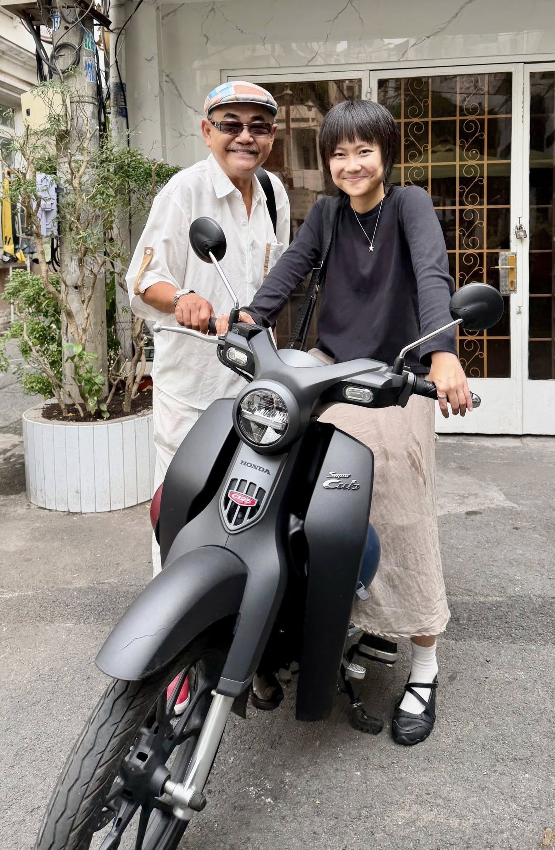 NSND Việt Anh U70 bên vợ kém 36 tuổi, đoàn tụ con gái sau nhiều năm xa cách - 1