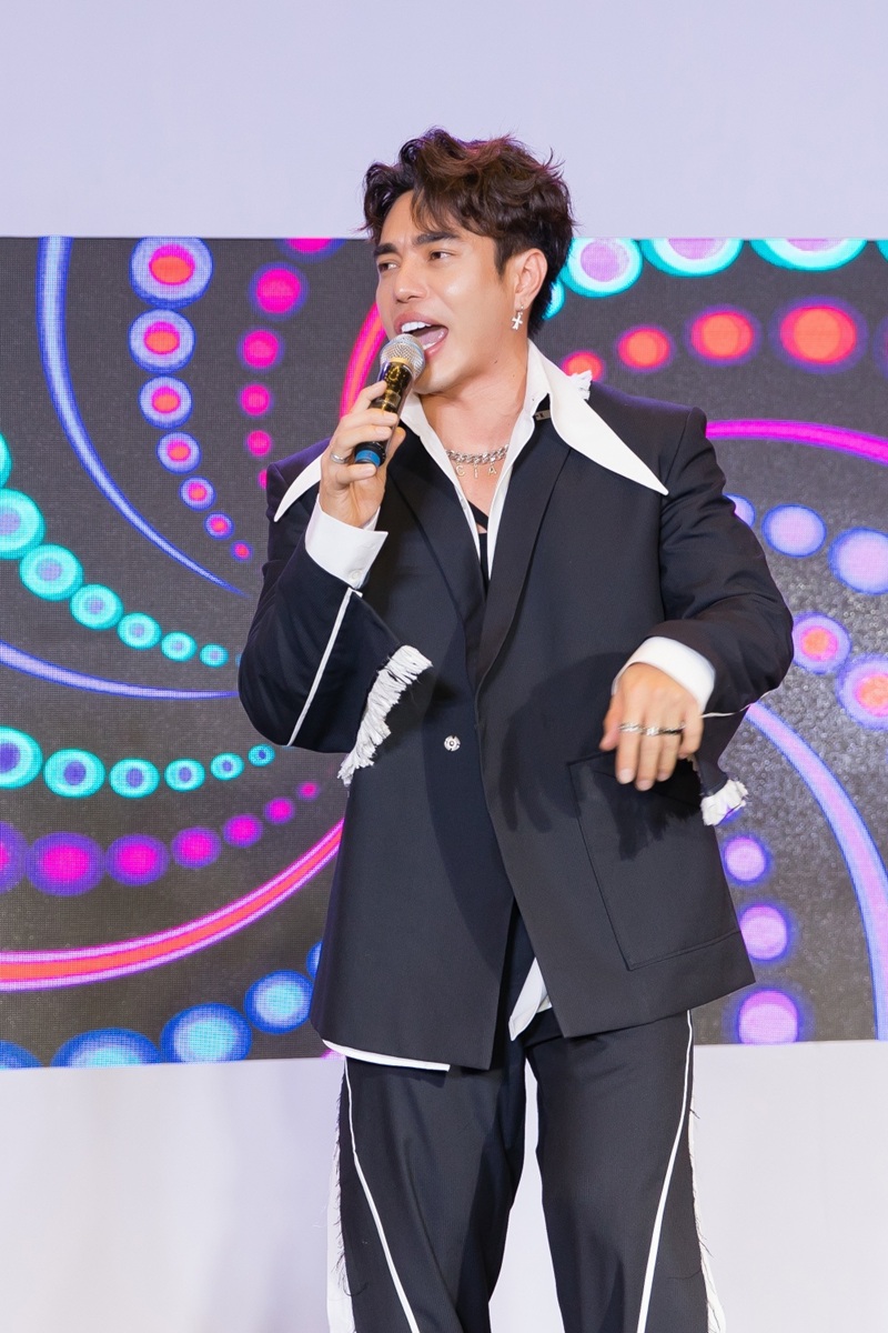 Nam diễn viên cát-xê rải từ tầng 1 đến tầng 3, ở biệt thự rộng như công viên, cưới vợ đẹp, đảm đang- Ảnh 1.