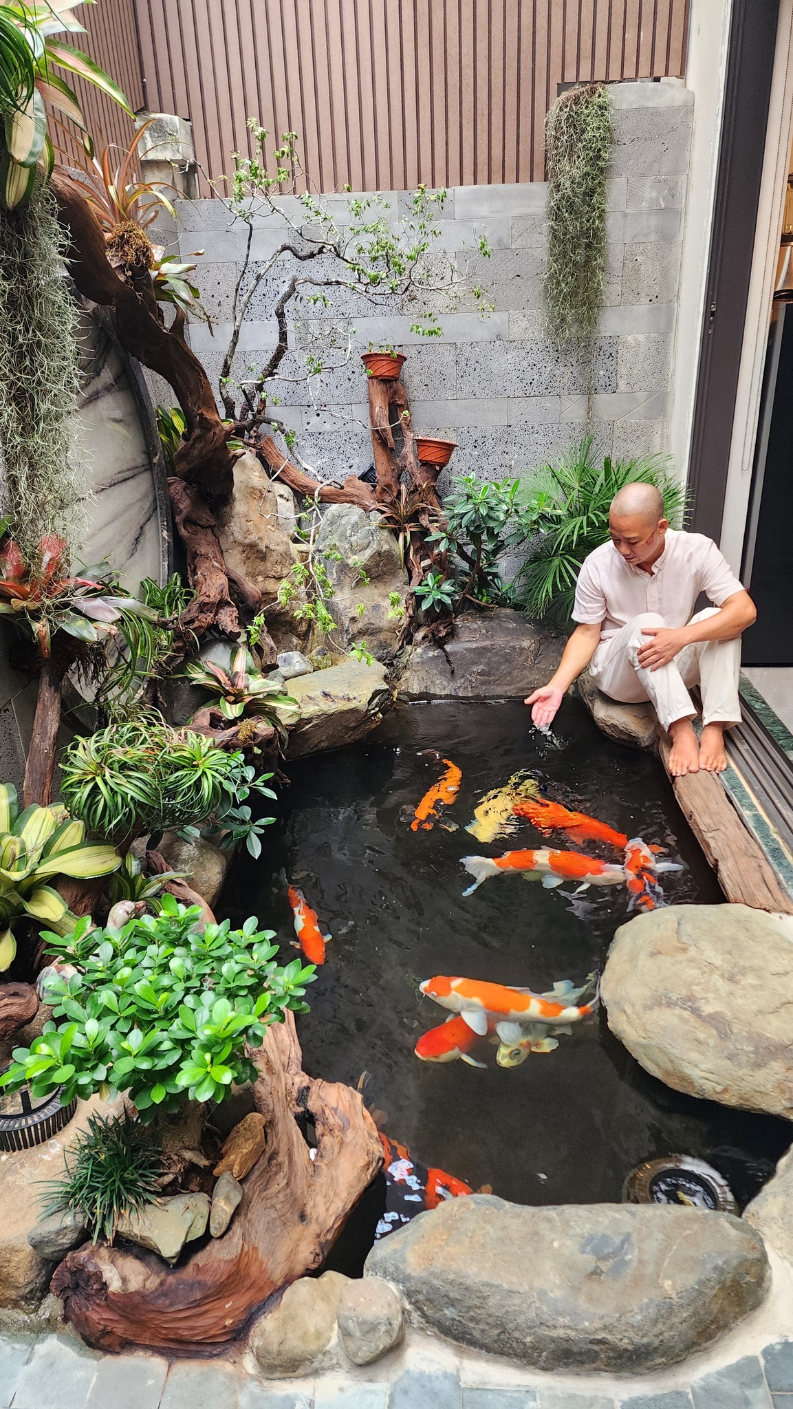 Nam nghệ sĩ cưới chân dài kém 9 tuổi từng thi Hoa hậu, sở hữu nhà sang 4 tầng ở Hà Nội- Ảnh 1.