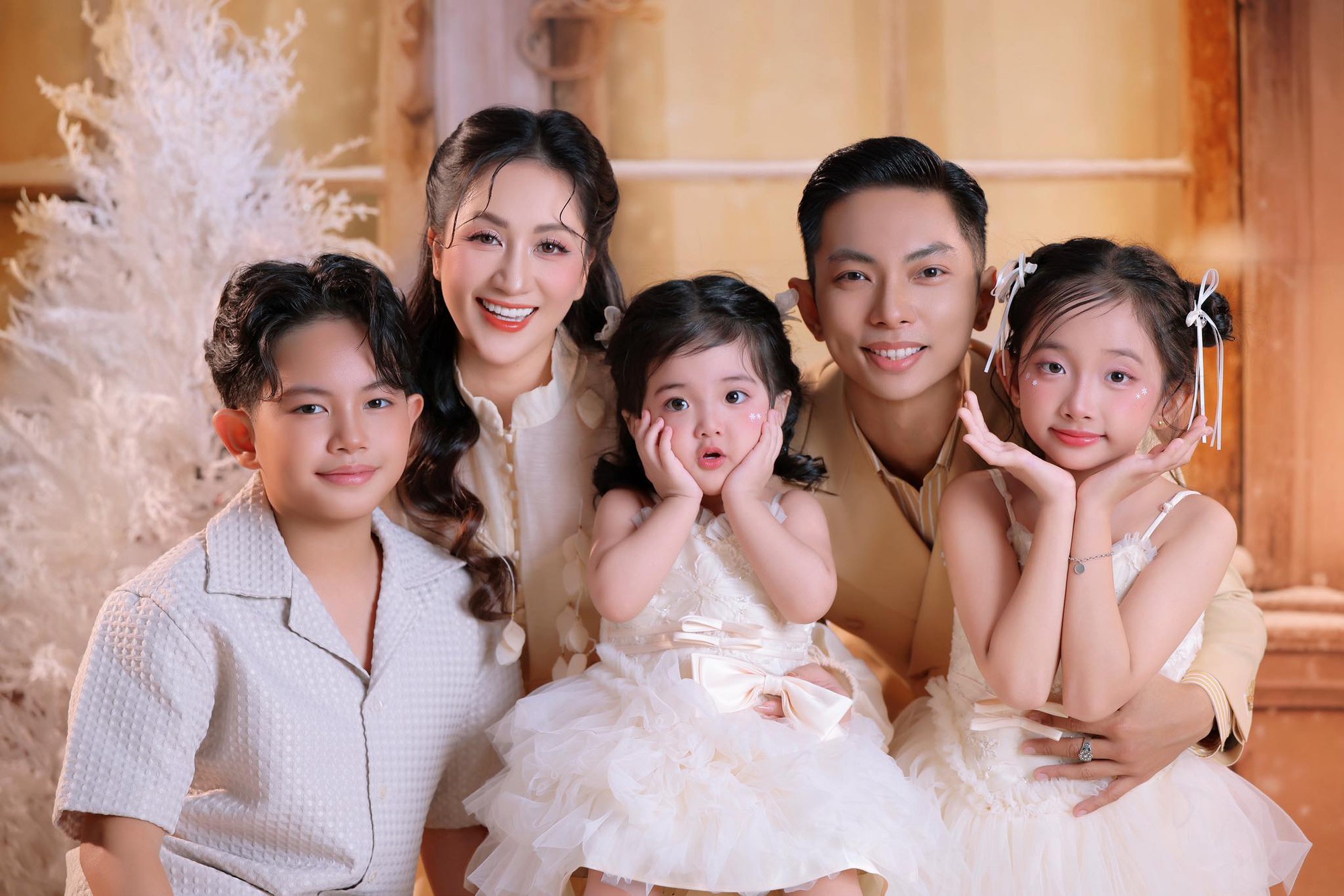 Nam nghệ sĩ cưới nữ viện trưởng hơn 12 tuổi, vợ rất ghen nên ngại phái nữ, chiều vợ hết mực- Ảnh 1.