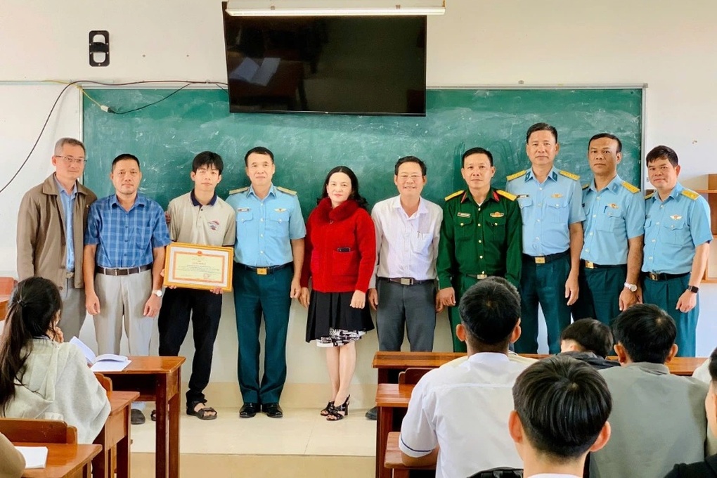 Nam sinh kịp thời sơ cứu cho phi công: Em khá run và lo lắng - 1