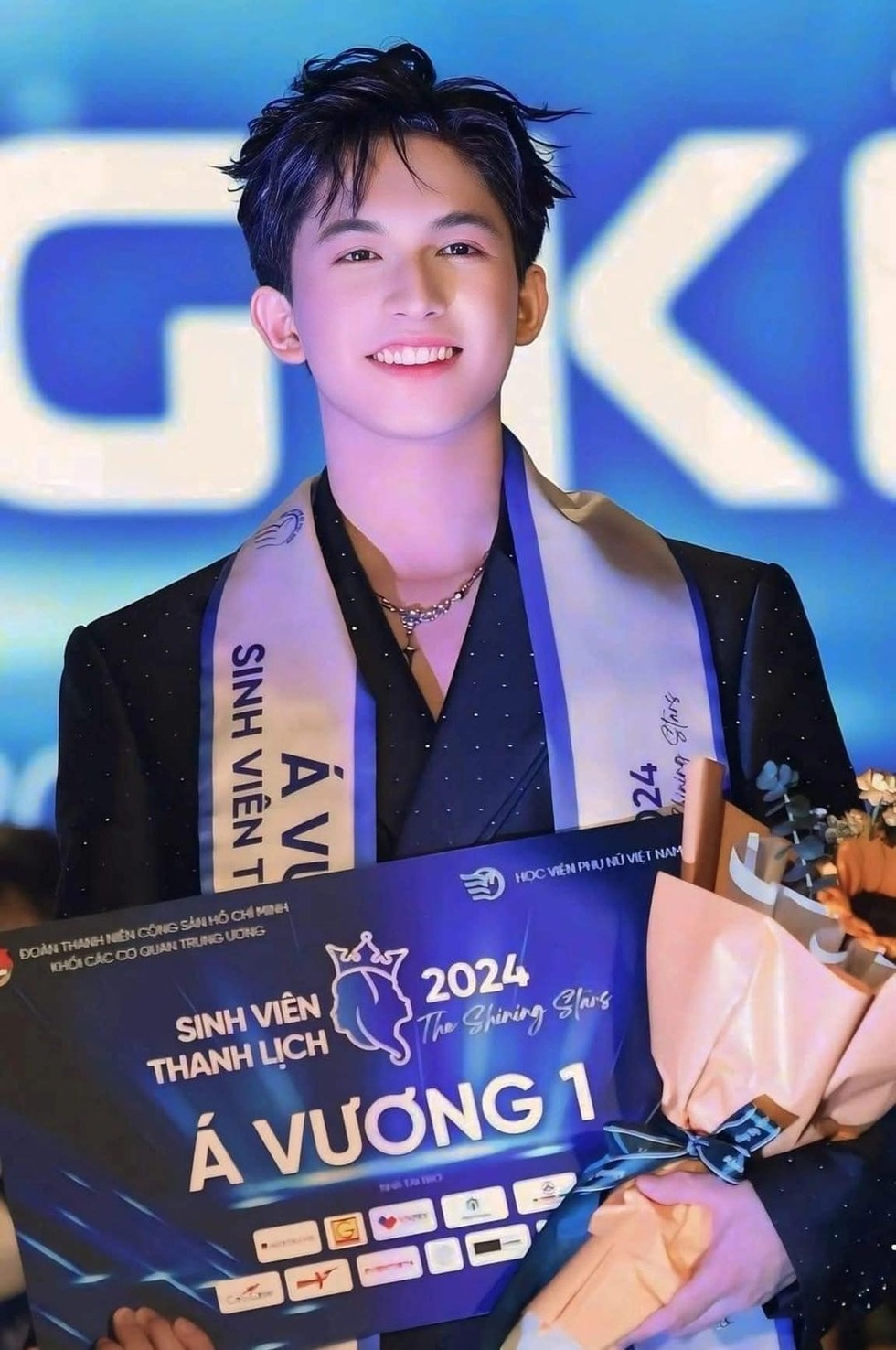 Nam sinh từng gây sốt mạng bất ngờ công khai phẫu thuật chuyển giới - 1