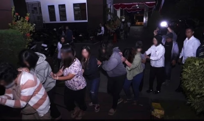 Nhóm nghi phạm bị bắt với cáo buộc buôn bán trẻ sơ sinh ở Tây Java, Indonesia hồi tháng 7/2025. Ảnh: CNA