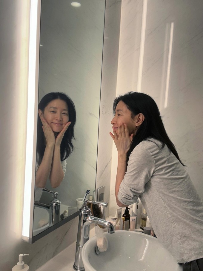 Lee Young Ae khoe mặt mộc ở tuổi ngũ tuần.
