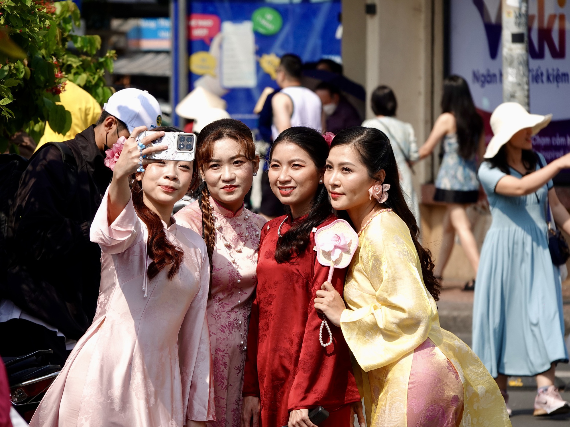 Đón đầu năm mới tại TP.HCM: Nàng thơ xúng xính áo dài kín lối Dinh Độc Lập, cà phê đắt khách hết sạch chỗ ngồi- Ảnh 4.