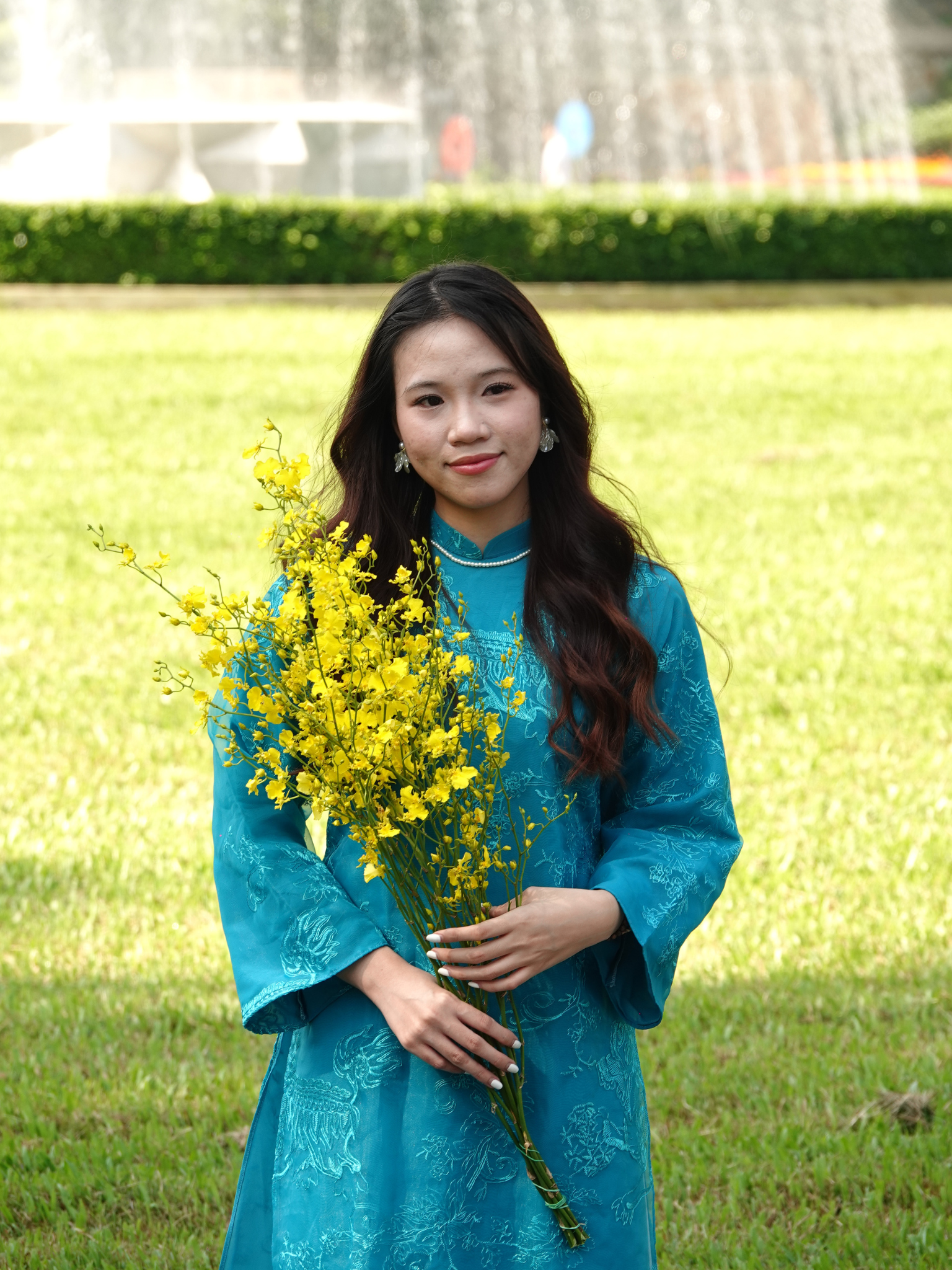 Đón đầu năm mới tại TP.HCM: Nàng thơ xúng xính áo dài kín lối Dinh Độc Lập, cà phê đắt khách hết sạch chỗ ngồi- Ảnh 6.