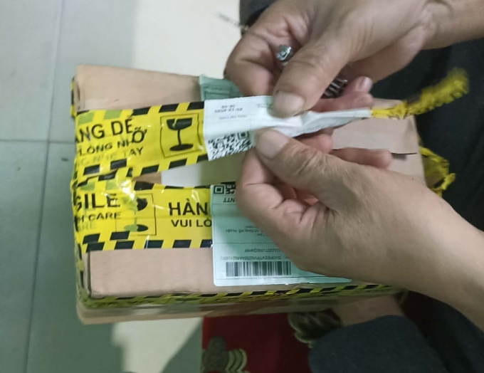 Anh Tuấn Ngọc bất lực vì bố mẹ tin tưởng mua hàng của người nổi tiếng quảng cáo dù không rõ chất lượng. Ảnh: Nhân vật cung cấp