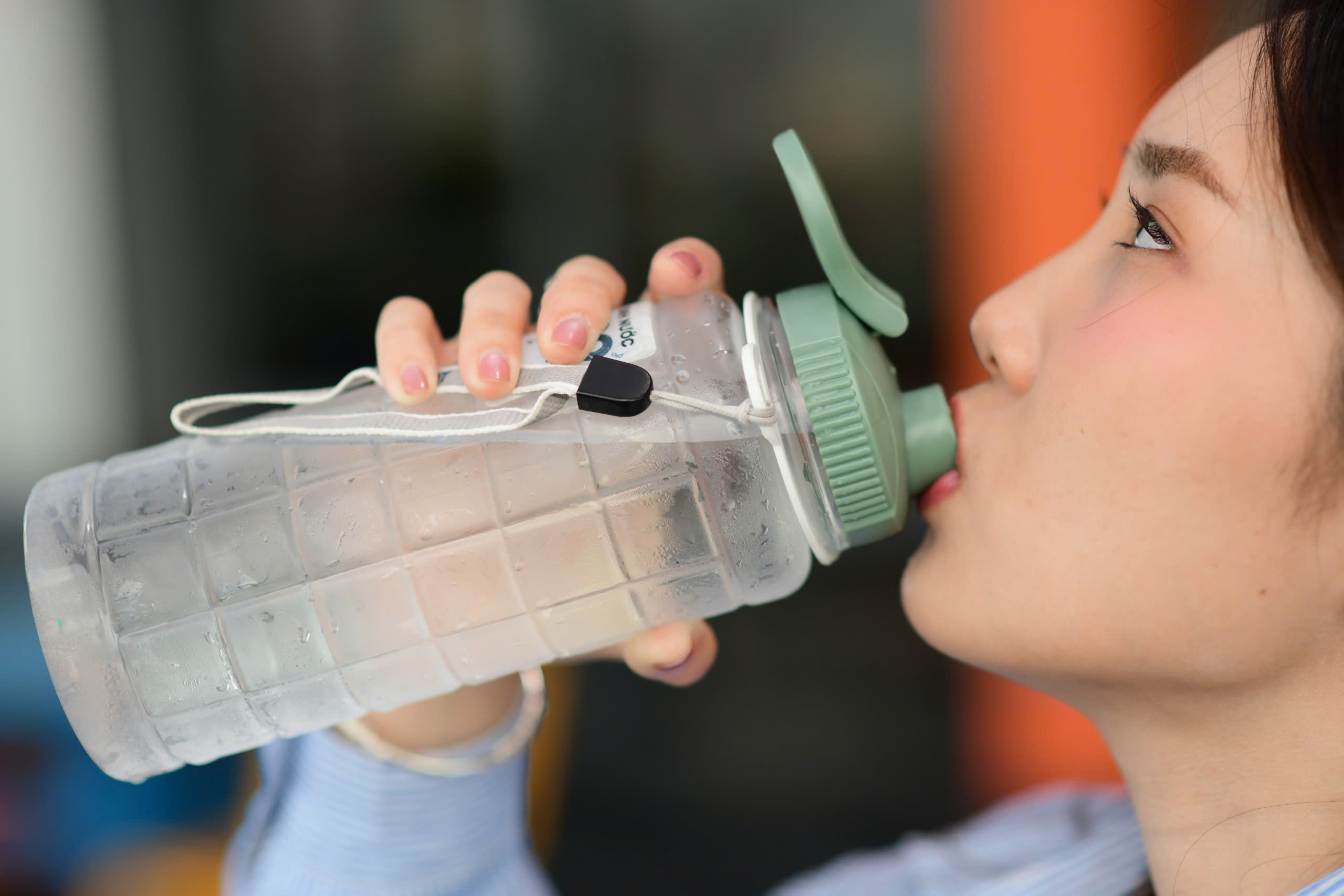 Nên uống bao nhiêu nước mỗi ngày? - Ảnh 1.