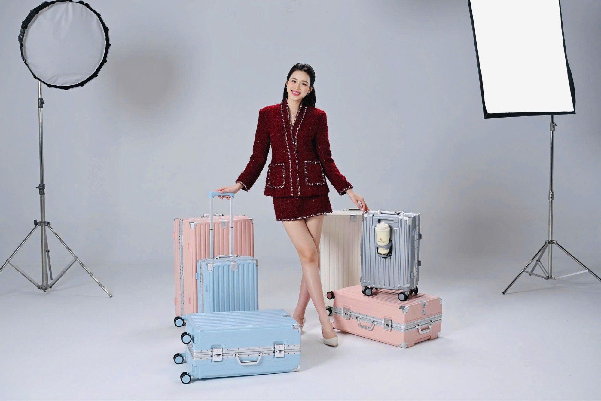 Netizen xôn xao trước khoảnh khắc Đỗ Thị Hà kéo vali về nhà, điều phía sau khiến nhiều người bất ngờ- Ảnh 1.