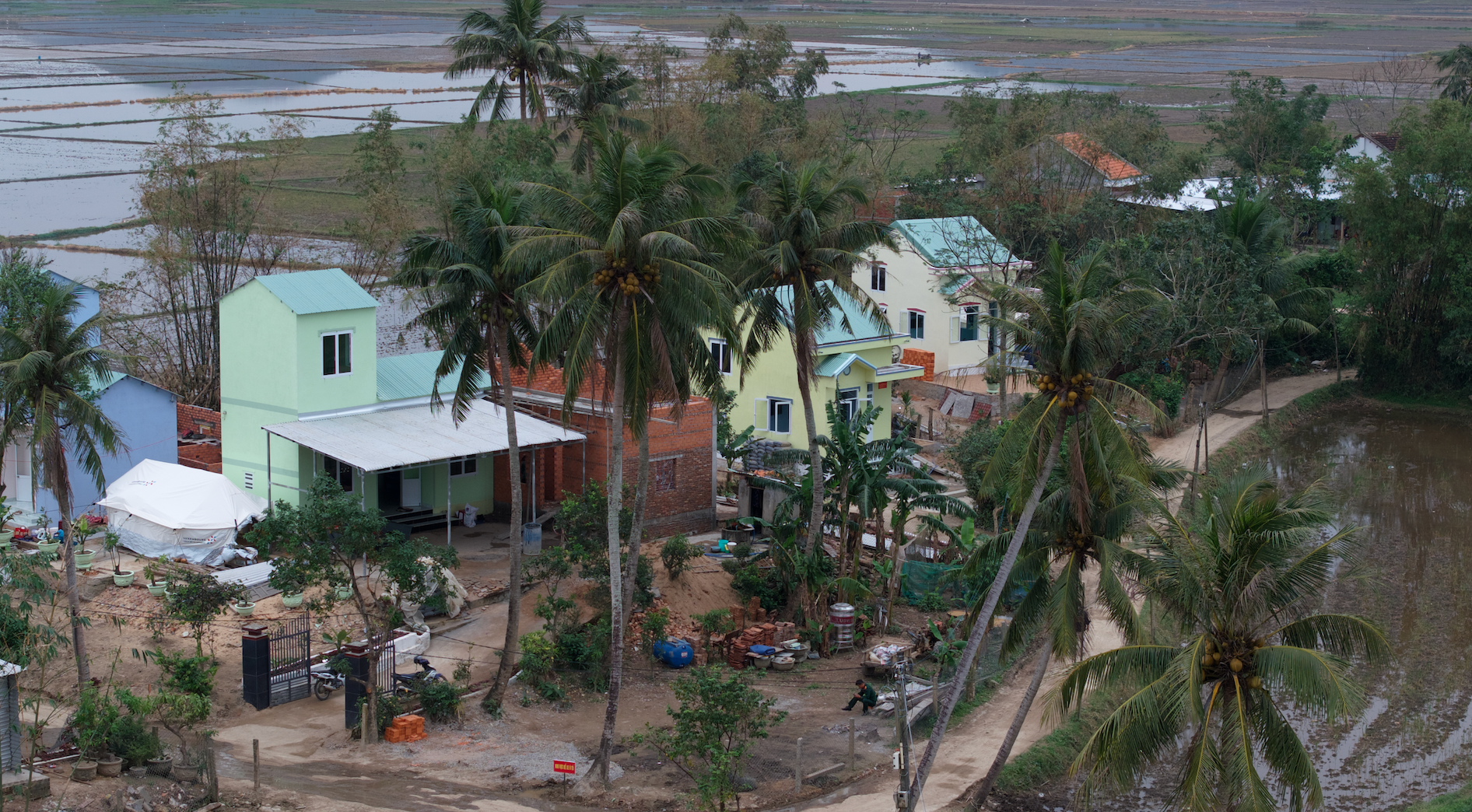 Ngắm những ngôi nhà tuyệt đẹp được 'hồi sinh' ở rốn lũ Hòa Thịnh 2 Ngắm những ngôi nhà tuyệt đẹp được 'hồi sinh' ở rốn lũ Hòa Thịnh - Ảnh 3.