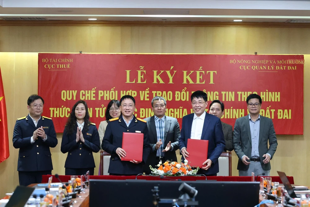 Phó Cục trưởng Cục Thuế Mai Sơn và Phó Cục trưởng Cục Quản lý đất đai Mai Văn Phấn tại buổi lễ. Ảnh: Minh Trúc