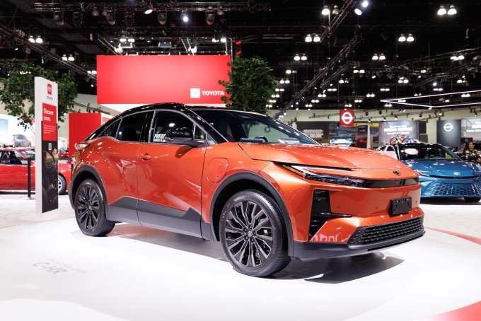 Các hãng xe truyền thống bắt đầu tung ra những mẫu xe điện giá thấp hơn khi các dòng xe đắt tiền dần bị loại bỏ. Trong ảnh là Toyota C-HR, có giá khởi điểm 35.000 USD. Ảnh: Josh Lefkowitz